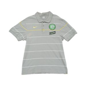 Pánské šedé polo tričko značky Nike s krátkým rukávem a nášivkou skotského fotbalového týmu Celtic Glasgow na přední straně Grey Polo Shirt