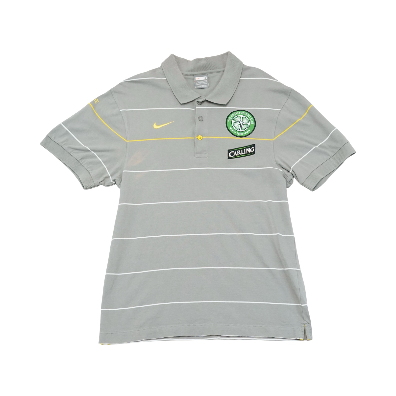 Pánské šedé polo tričko značky Nike s krátkým rukávem a nášivkou skotského fotbalového týmu Celtic Glasgow na přední straně Grey Polo Shirt
