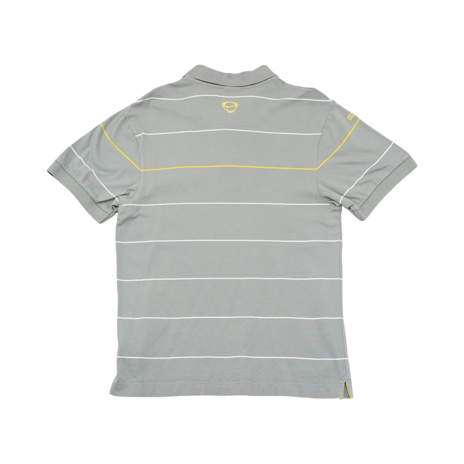 Pánské šedé polo tričko značky Nike s krátkým rukávem a nášivkou skotského fotbalového týmu Celtic Glasgow na přední straně Grey Polo Shirt