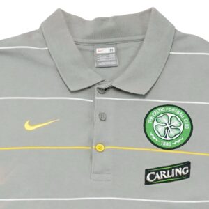Pánské šedé polo tričko značky Nike s krátkým rukávem a nášivkou skotského fotbalového týmu Celtic Glasgow na přední straně Grey Polo Shirt