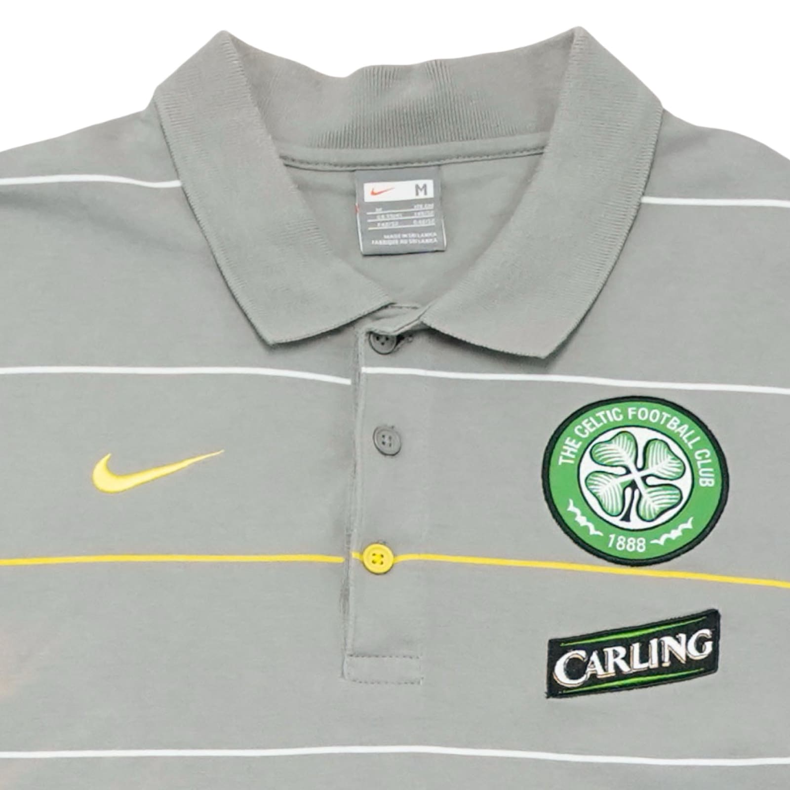 Pánské šedé polo tričko značky Nike s krátkým rukávem a nášivkou skotského fotbalového týmu Celtic Glasgow na přední straně Grey Polo Shirt