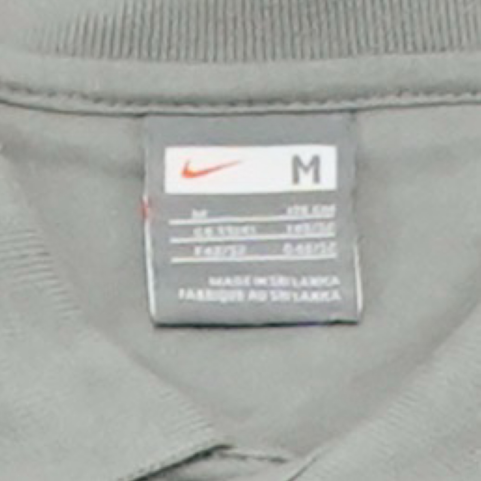 Pánské šedé polo tričko značky Nike s krátkým rukávem a nášivkou skotského fotbalového týmu Celtic Glasgow na přední straně Grey Polo Shirt