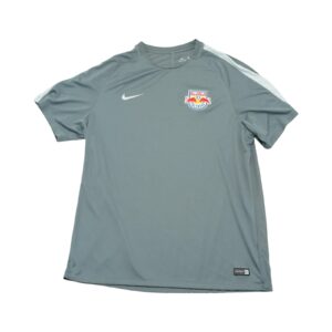 Pánský šedý fotbalový dres značky Nike s krátkým rukávem a nášivkou loga fotbalového týmu Red Bull Salzburg.. Nike Redbull Salzburg Grey Jersey