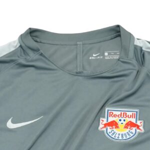Pánský šedý fotbalový dres značky Nike s krátkým rukávem a nášivkou loga fotbalového týmu Red Bull Salzburg.. Nike Redbull Salzburg Grey Jersey