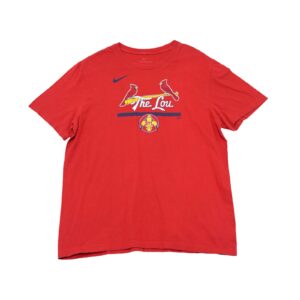 Pánské červené tričko značky Nike s krátkým rukávem a potiskem baseballového MLB týmu St. Louis Cardinals.Nike St. Louis Cardinals Pánské červené tričko značky Nike s krátkým rukávem a potiskem baseballového MLB týmu St. Louis Cardinals.Nike St. Louis Cardinals