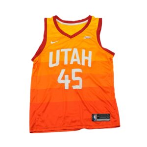 Pánský oranžový basketbalový dres značky Nike s potiskem amerického basketbalového NBA týmu Utah Jazz hráče Donovan Mitchell.. Nike Utah Mitchell Orange Jersey