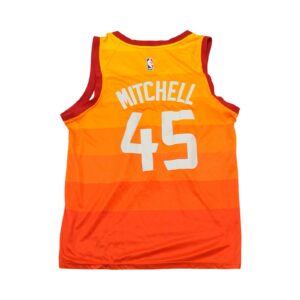 Pánský oranžový basketbalový dres značky Nike s potiskem amerického basketbalového NBA týmu Utah Jazz hráče Donovan Mitchell.. Nike Utah Mitchell Orange Jersey