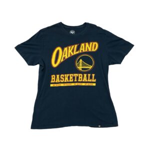 Pánské tmavě modré tričko značky 47 Brand s krátkým rukávem a potiskem amerického NBA týmu Oakland Golden State Warriors na přední straně.. Oakland Basketball Dark Blue T-Shirt
