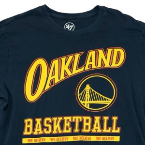 Pánské tmavě modré tričko značky 47 Brand s krátkým rukávem a potiskem amerického NBA týmu Oakland Golden State Warriors na přední straně.. Oakland Basketball Dark Blue T-Shirt