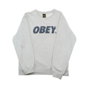 Pánský šedý crewneck streetwear značky Obey s potiskem na přední straně.. Obey Grey Crewneck