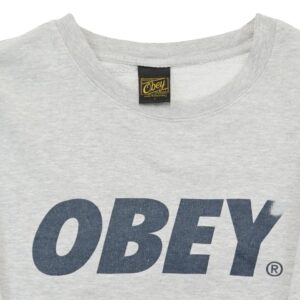 Pánský šedý crewneck streetwear značky Obey s potiskem na přední straně.. Obey Grey Crewneck