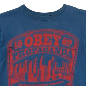 Pánské tmavě modré tričko streetwear značky Obey s krátkým rukávem a potiskem na přední straně.. Obey Propaganda T-Shirt