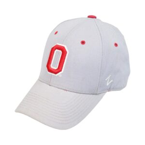 Unisex šedá vintage kšiltovka značky Zephyr the Hat s nášivkou amerického fotbalového týmu Ohio State Buckeyes  . Ohio State Buckeyes Grey Cap