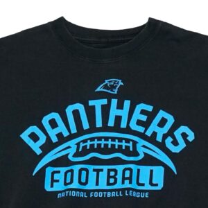 Pánské černé tričko značky Reebok s krátkým rukávem a potiskem amerického NFL týmu Carolina Panthers na přední straně.. Panthers Football Black T-Shirt