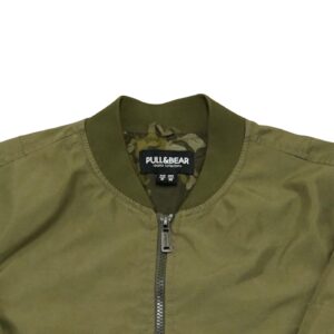 Pánská zelená khaki bomber bunda značky Pull & Bear. Pull & Bear Khaki Bomber Jacket