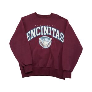 Pánský bordó crewneck značky Pull & Bear s potiskem na přední straně.. Pull & Bear San Diego Encinitas Red Crewneck