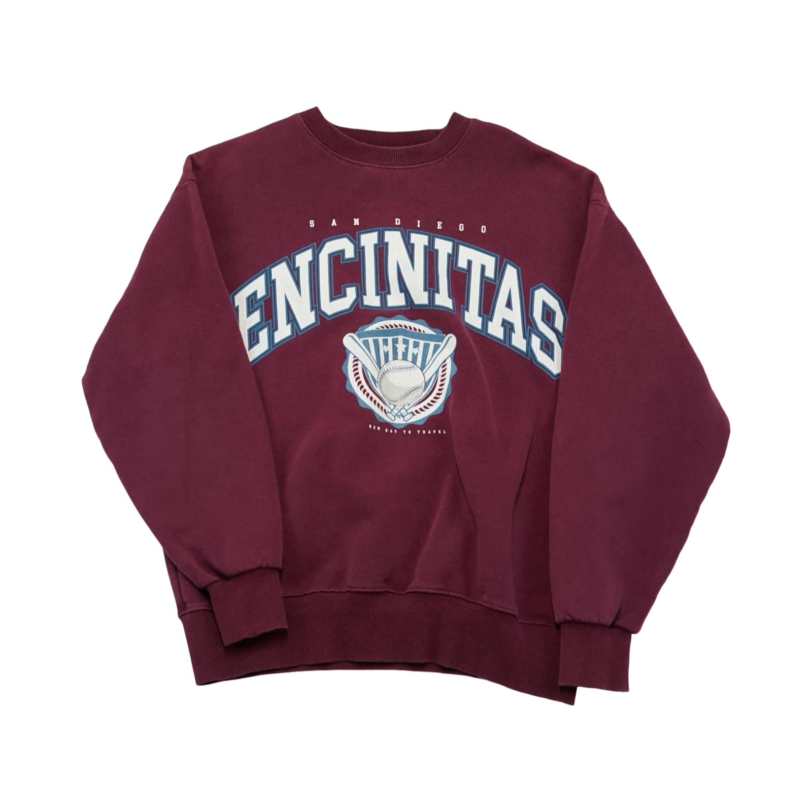 Pánský bordó crewneck značky Pull & Bear s potiskem na přední straně.. Pull & Bear San Diego Encinitas Red Crewneck