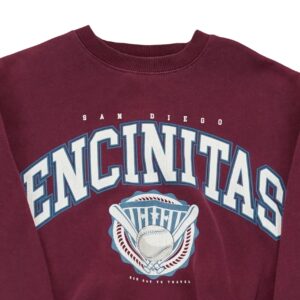Pánský bordó crewneck značky Pull & Bear s potiskem na přední straně.. Pull & Bear San Diego Encinitas Red Crewneck