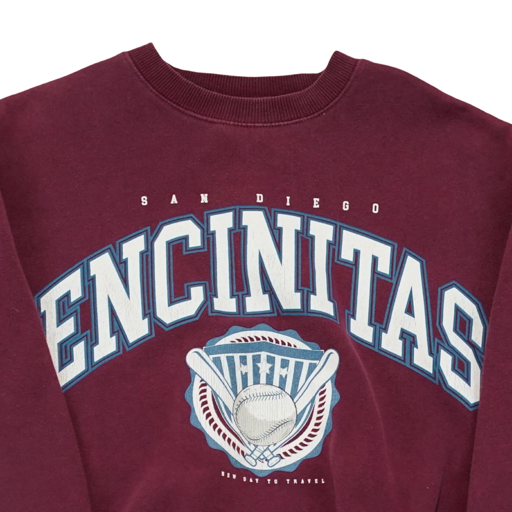 Pánský bordó crewneck značky Pull & Bear s potiskem na přední straně.. Pull & Bear San Diego Encinitas Red Crewneck