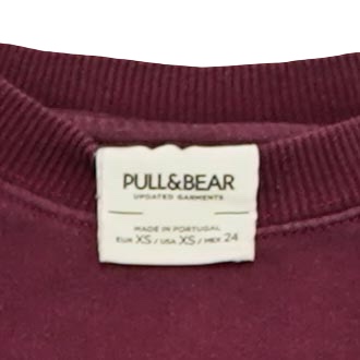 Pánský bordó crewneck značky Pull & Bear s potiskem na přední straně.. Pull & Bear San Diego Encinitas Red Crewneck