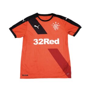 Pánský červený fotbalový dres značky Puma s krátkým rukávem a potiskem fotbalového týmu Rangers Glasgow FC.. Puma Rangers Glasgow Red Jersey Pánský červený fotbalový dres značky Puma s krátkým rukávem a potiskem fotbalového týmu Rangers Glasgow FC.. Puma Rangers Glasgow Red Jersey