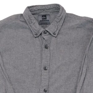 Pánská šedá košile značky Quiksilver s nášivkou loga na přední straně.. Quiksilver Grey Shirt