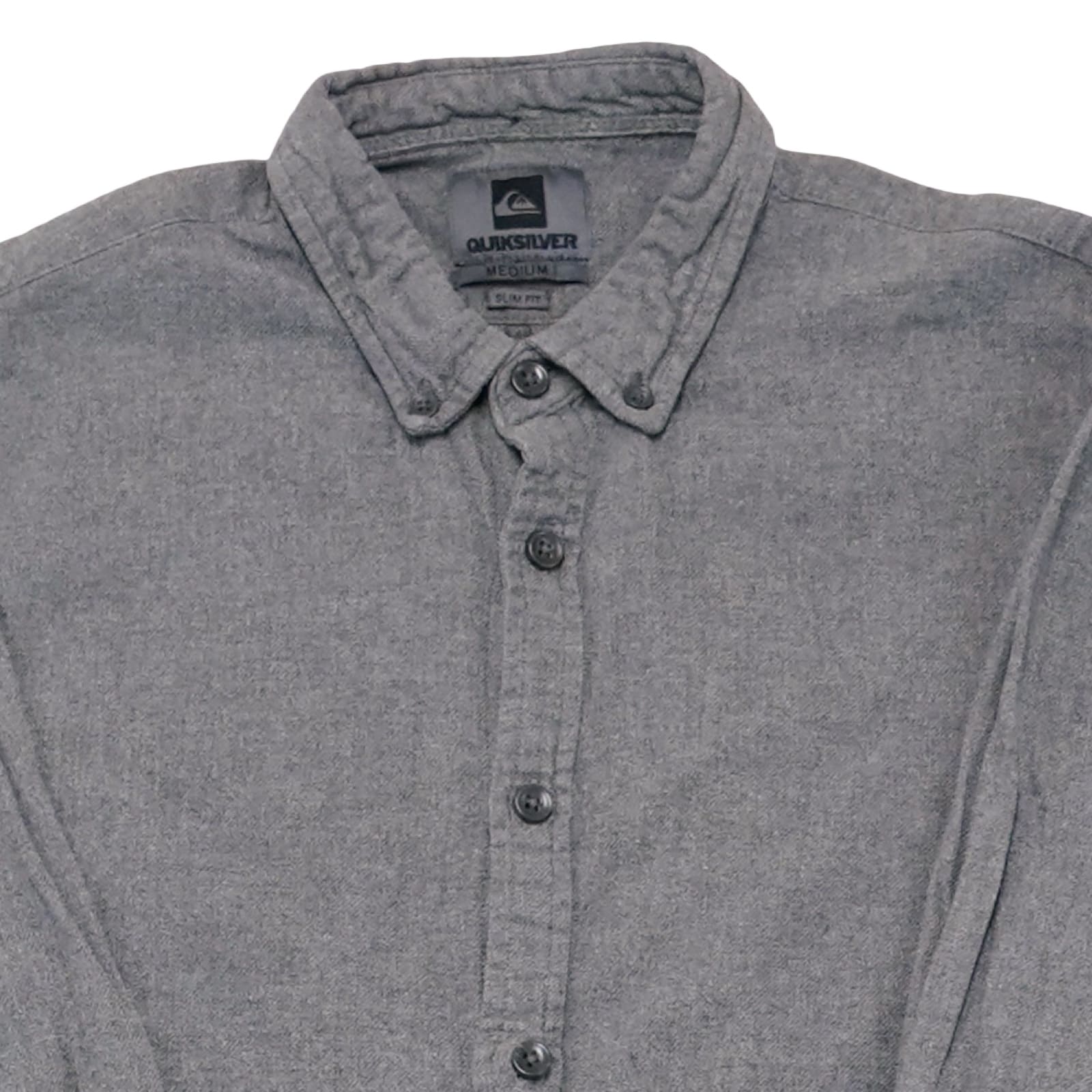 Pánská šedá košile značky Quiksilver s nášivkou loga na přední straně.. Quiksilver Grey Shirt