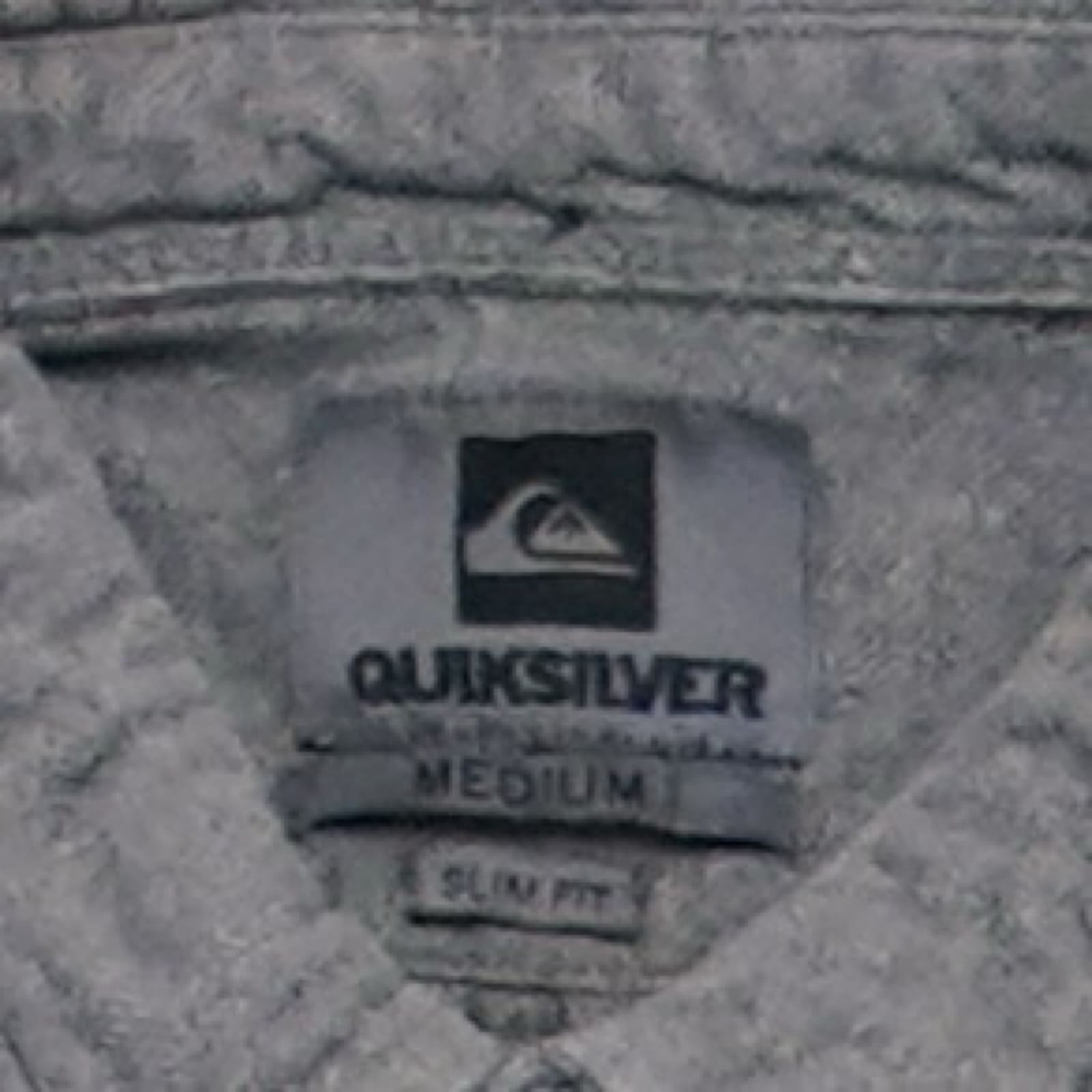 Pánská šedá košile značky Quiksilver s nášivkou loga na přední straně.. Quiksilver Grey Shirt