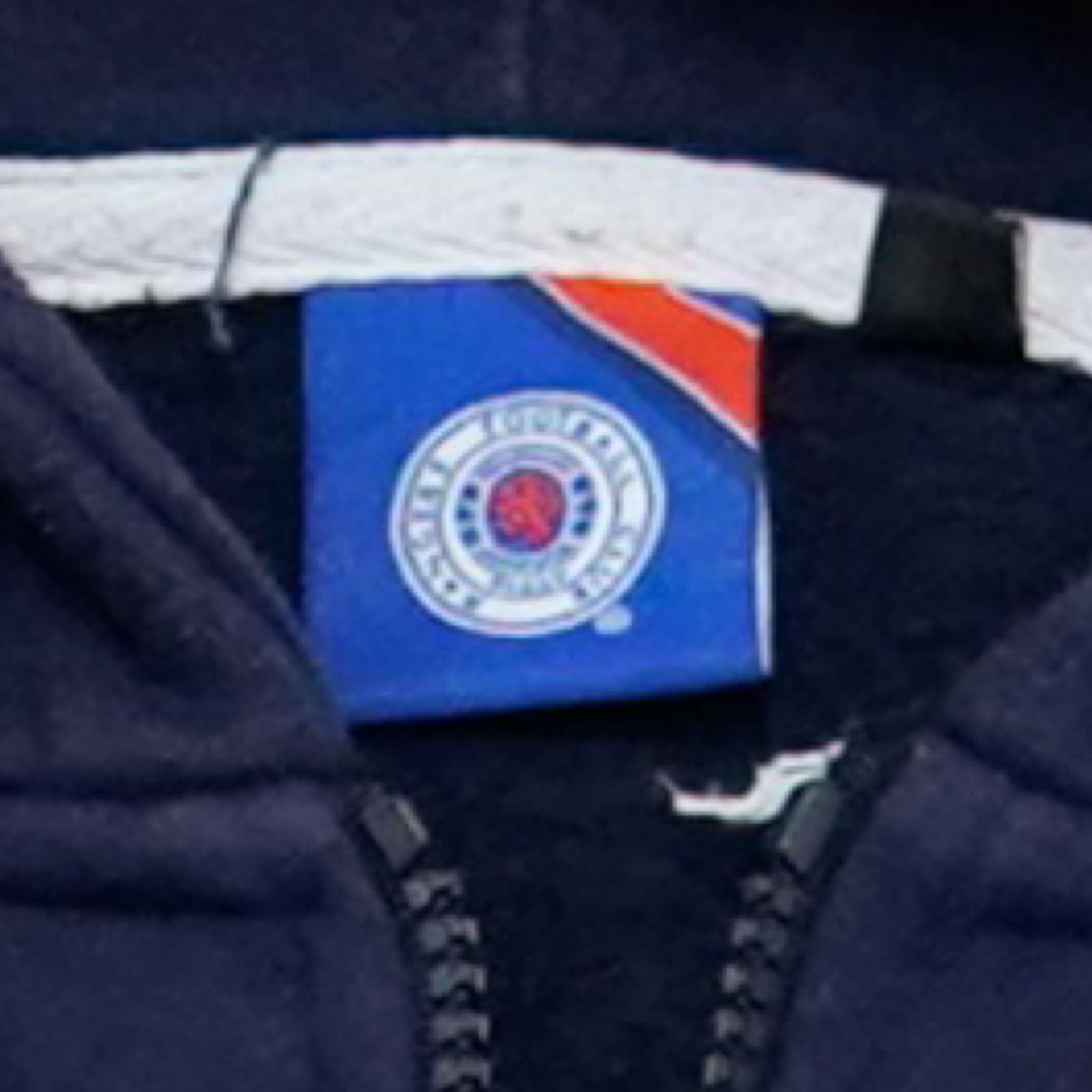 Pánská tmavě modrá mikina s kapucí s nášivkou loga fotbalového týmu Rangers Glasgow FC.. Rangers Glasgow Dark Blue Hoodie