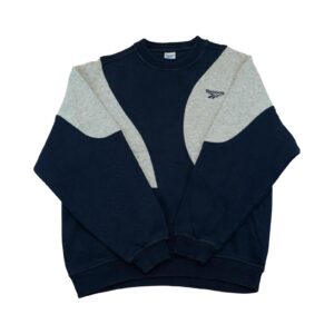 Pánský šedo modrý vintage reworked crewneck značky Reebok s nášivkou loga na přední straně.. Reebok Reworked Dark Blue Grey Crewneck Pánský šedo modrý vintage reworked crewneck značky Reebok s nášivkou loga na přední straně.. Reebok Reworked Dark Blue Grey Crewneck