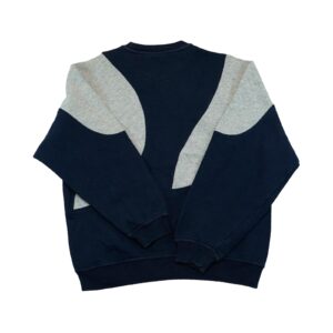 Pánský šedo modrý vintage reworked crewneck značky Reebok s nášivkou loga na přední straně.. Reebok Reworked Dark Blue Grey Crewneck
