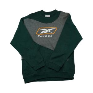 Pánský šedo zelený vintage reworked crewneck značky Reebok s nášivkou loga na přední straně.. Reebok Reworked Green Crewneck