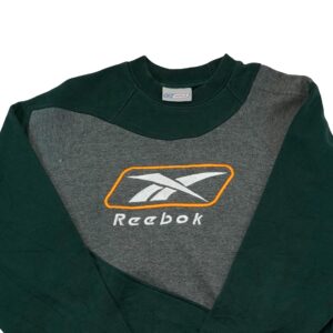 Pánský šedo zelený vintage reworked crewneck značky Reebok s nášivkou loga na přední straně.. Reebok Reworked Green Crewneck