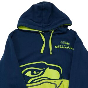 Pánská modro zelená mikina s kapucí značky Majestic s potiskem amerického fotbalového NFL týmu Seattle Seahawks.. Seattle Seahawks Dark Blue Hoodie