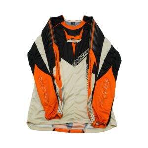 Pánský černo béžový závodní dres značky Sinisalo s dlouhým rukávem a potiskem z obou stran.. Sinisalo Race Culture Bike Jersey Pánský černo béžový závodní dres značky Sinisalo s dlouhým rukávem a potiskem z obou stran.. Sinisalo Race Culture Bike Jersey