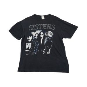 Pánské černé vintage tričko s krátkým rukávem a potiskem kapely Sisters na přední straně z roku 1990.. Sisters Black Vintage T-Shirt