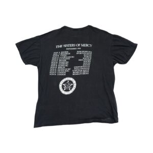 Pánské černé vintage tričko s krátkým rukávem a potiskem kapely Sisters na přední straně z roku 1990.. Sisters Black Vintage T-Shirt