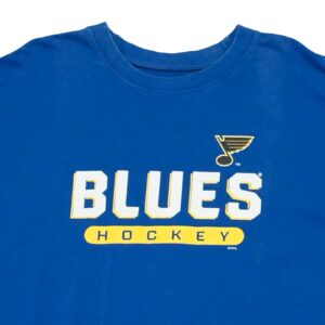Pánské modré tričko značky Fanatics s krátkým rukávem a potiskem amerického hokejového NHL týmu St. Louis Blues.. St. Louis Blues Blue T-Shirt