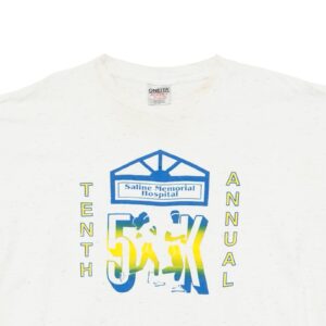 Pánské bílé melírované vintage tričko značky ONEITA s krátkým rukávem a potiskem Saline Hospital.. Tenth Annual 5K Run T-Shirt