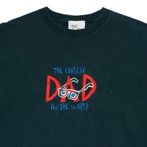 Pánské tmavě modré vintage tričko s krátkým rukávem a nášivkou The Coolest Dad na přední straně.. The Coolest Dad T-Shirt