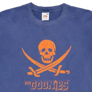 Pánské tmavě modré tričko značky Fruit of the Loom s krátkým rukávem a potiskem The Goonies na přední straně.. The Goonies Blue T-Shirt
