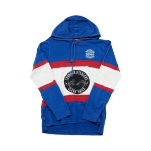 Pánská modro červená mikina s kapucí značky The Hundreds s nášivkou loga na přední straně.. The Hundreds Blue Hoodie 1 Pánská modro červená mikina s kapucí značky The Hundreds s nášivkou loga na přední straně.. The Hundreds Blue Hoodie 1