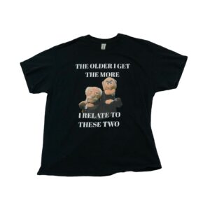Pánské černé tričko značky Gildan s krátkým rukávem a potiskem The Muppets Waldorf & Statler na přední straně.. The Muppet Show Black T-Shirt