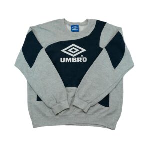 Pánský šedo tmavě modrý vintage reworked crewneck značky Umbro s nášivkou loga na přední straně Grey Dark Blue Crewneck Pánský šedo tmavě modrý vintage reworked crewneck značky Umbro s nášivkou loga na přední straně Grey Dark Blue Crewneck