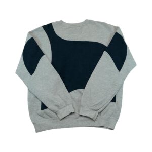 Pánský šedo tmavě modrý vintage reworked crewneck značky Umbro s nášivkou loga na přední straně Grey Dark Blue Crewneck