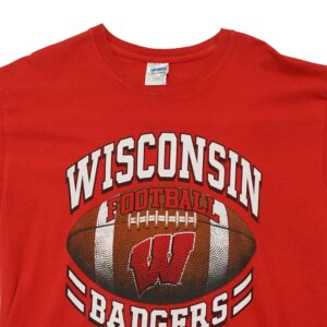 Pánské červené vintage tričko značky Gildan s krátkým rukávem a motivem amerického univerzitního fotbalového týmu Wisconsin Badgers Football Red T-Shirt