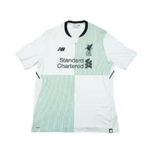 Pánský zeleno bílý fotbalový dres značky New Balance s krátkým rukávem a potiskem anglického fotbalového týmu Liverpool FC z roku 2017/18.. New Balance Liverpool White Jersey Pánský zeleno bílý fotbalový dres značky New Balance s krátkým rukávem a potiskem anglického fotbalového týmu Liverpool FC z roku 2017/18.. New Balance Liverpool White Jersey