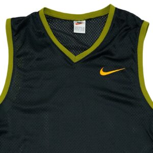 Pánský černý basketbalový vintage dres značky Nike s nášivkou loga.. Nike Black Basketball Vintage Jersey