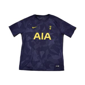 Pánský tmavě modrý fotbalový dres značky Nike s krýtkým rukávem a potiskem anglického fotbalového týmu Tottenham Hotspur FC z roku 2017/18.. Nike Tottenham Spurs Jersey Pánský tmavě modrý fotbalový dres značky Nike s krýtkým rukávem a potiskem anglického fotbalového týmu Tottenham Hotspur FC z roku 2017/18.. Nike Tottenham Spurs Jersey