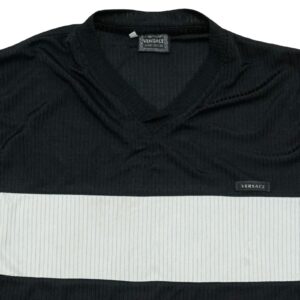 Pánský černo bílý vintage dres designer značky Versace s krátkým rukávem a nášivkou na přední straně.. Versace Couture Black Vintage T-Shirt